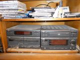 deux postes de radio posés sur une étagère dans un meuble