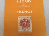 un livre jaune sur lequel figure l'image d'un homme