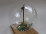 une boule de verre contenant un petit bateau