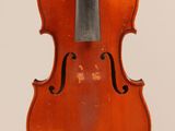 un vieux violon posé sur une surface blanche