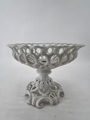 un bol blanc posé sur une table blanche