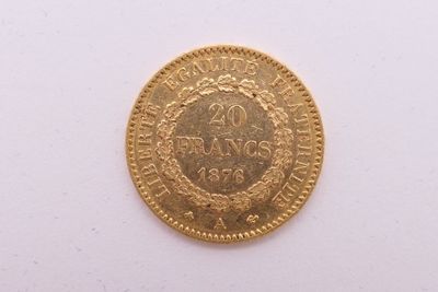 gros plan d'une pièce d'or sur une surface blanche