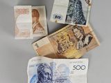 quatre billets de banque de devises différentes posés les uns sur les autres