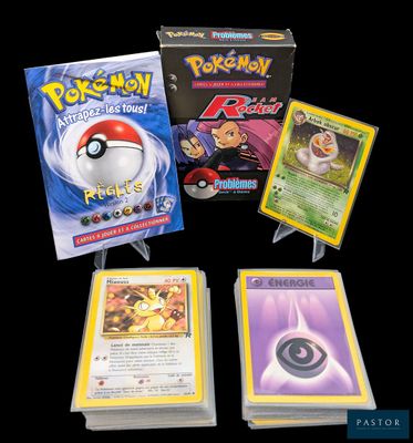Trois cartes Pokémon sont posées les unes à côté des autres sur une table