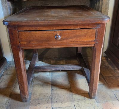 une petite table en bois surmontée d'un tiroir