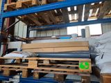 une palette remplie de palettes et de cartons dans un entrepôt