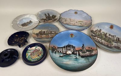 un grand nombre d'assiettes posées sur une table