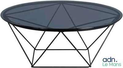une table basse noire avec un plateau en verre sur fond blanc