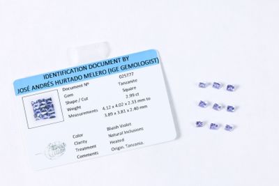 une photo d'une carte d'identité sur laquelle figure l'image d'un diamant