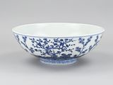 bol bleu et blanc orné de fleurs et d'oiseaux