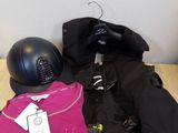 un tas de vêtements et un casque par terre