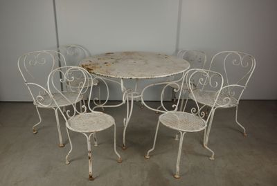 Salon de jardin en métal peint blanc, les dossiers à volutes…