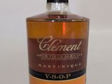 une photo d'une bouteille de whisky posée sur une table