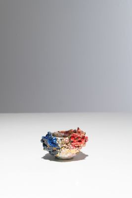 un gros plan d'un petit bol posé sur une surface blanche
