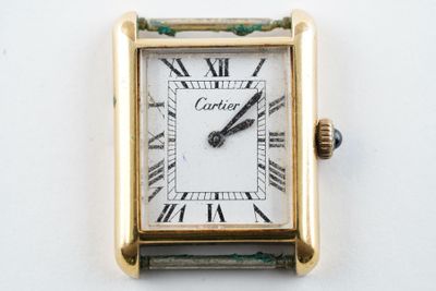 une montre en or avec des chiffres romains sur le cadran