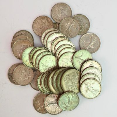 une pile de pièces de monnaie posée sur une surface blanche