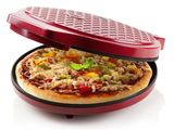 une pizza posée sur un moule à pizza