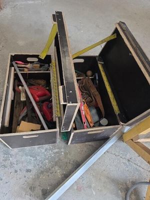 une valise contenant des outils, posée par terre