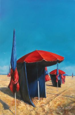 de nombreux parapluies rouges et bleus alignés sur la plage