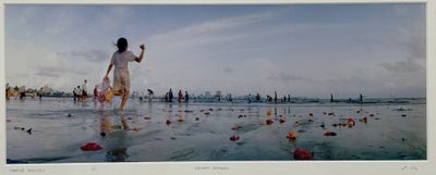 une photo d'une femme marchant sur la plage, un frisbee à la main