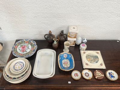 une table sur laquelle se trouvent beaucoup d'assiettes et de bols