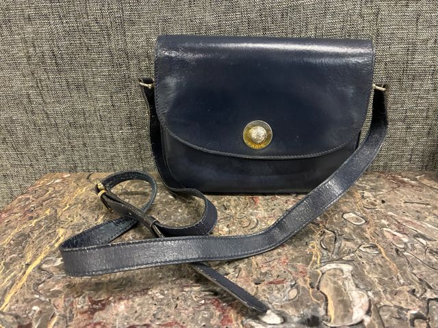 CELINE Paris – Sac en cuir bleu marine, bouton signée en métal do...