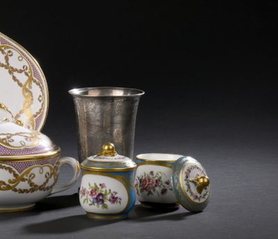 trois pièces de porcelaine sont posées les unes à côté des autres sur une table