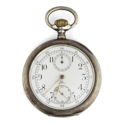 gros plan d'une montre de poche sur fond blanc