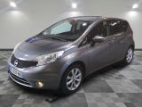la voiture argentée est garée dans le garage sur le sol en damier