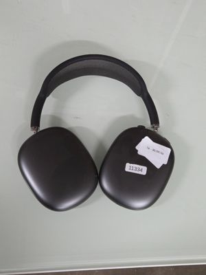 une paire de cache-oreilles noirs posée sur une table