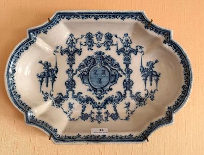 une assiette bleue et blanche sur laquelle est représenté un homme