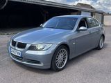 une photo d'une voiture argentée garée devant un garage
