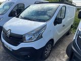 deux camionnettes blanches garées l'une à côté de l'autre dans un parking