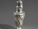 un vase ancien en argent surmonté d'une tête de cheval