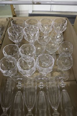 plusieurs verres à vin vides dans une boîte sur la table