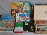 une table sur laquelle sont posés de nombreux livres et jeux
