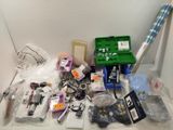 un grand nombre d'objets posés sur une table