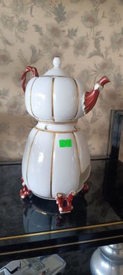 Théière avec réchaud blanc, rouge et doré, une soucoupe en f…