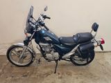 une moto qui est garée dans un garage