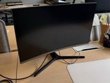 un bureau sur lequel se trouvent un écran d'ordinateur et une souris