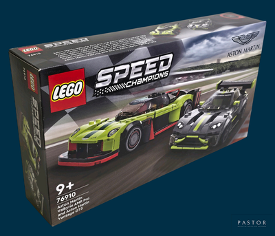 une boîte de voitures de course Lego sur fond bleu