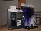 un boîtier avec une télécommande posée sur une table