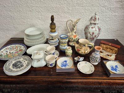 une table sur laquelle sont disposés de nombreux objets en porcelaine et d'autres objets