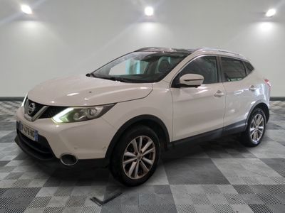 le suv blanc de nissan est garé sur un carrelage en damier