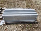 un gros plan sur un tas de parpaings posé sur un tas de bois