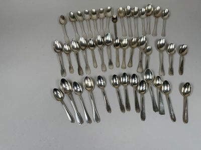 a lot of spoons and spoon spoons sitting on a table