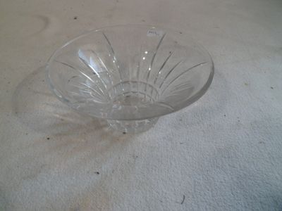 un bol en verre sur une table avec une nappe blanche