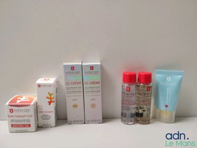 de nombreux types de produits de soins de la peau exposés sur une table