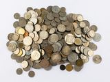 une pile de pièces de monnaie posée sur une surface blanche