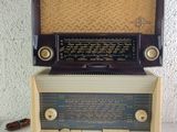 une vieille radio posée sur un meuble en bois